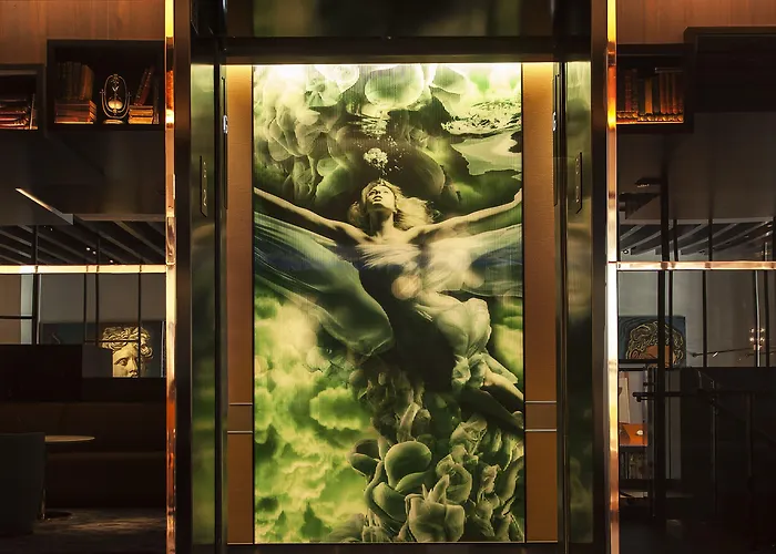 Emc2, Autograph Collection 4* Chicago