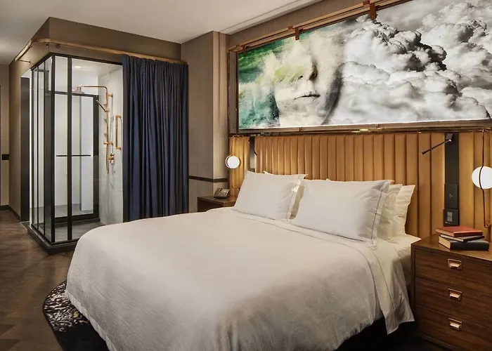 Emc2, Autograph Collection Hotel 4*